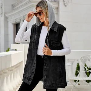 Detailansicht einer trendigen, lockeren Retro-Jeansweste in Schwarz mit Kapuze für Damen.