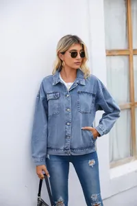 Veste en jean bleu délavé vintage pour femme avec poches de poitrine et boutons élégants