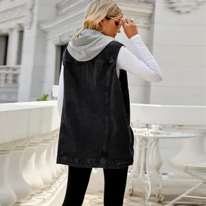 Rückansicht einer übergroßen Damen Retro-Jeansweste mit Kapuze in Schwarz im Freien