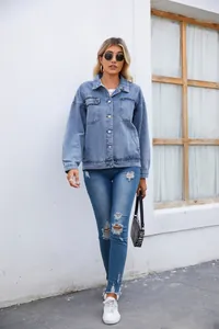 Vue en pied d'un mannequin portant une veste en jean délavée rétro élégante en plein air