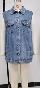 Detailansicht einer hellblauen Vintage-Damenjeansweste in lockerer Passform auf einer Puppe