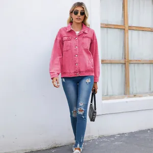 Femme portant une veste en jean rose rétro et un jean déchiré bleu en vue complète.