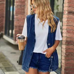 Μοντέρνα street style εμφάνιση με μοντέρνο μπλε τζιν γιλέκο και λευκό t-shirt για γυναίκες