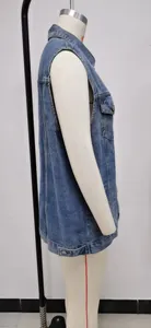 Seitendetailansicht einer blauen Vintage-Jeansweste an einer Schaufensterpuppe.