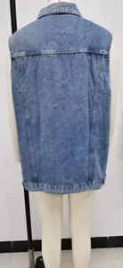 Rückansicht der klassischen locker sitzenden Jeansweste für Damen in Blau gewaschen