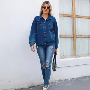 Veste en jean bleu foncé délavé vintage pour femme portée avec un jean déchiré