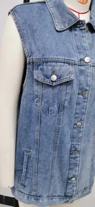 Detailansicht einer blauen Vintage-Jeansweste für Damen mit silbernen Metallknöpfen