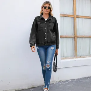 Veste en jean noire délavée rétro stylée avec un jean bleu déchiré en extérieur
