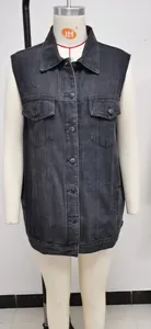 Detailansicht einer schwarzen Retro-Denim-Weste für Damen auf einer Schaufensterpuppe
