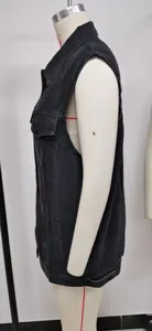 Detaillierte Seitenansicht einer schwarzen Vintage-Jeansweste an einer Schaufensterpuppe