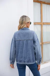 Vue arrière d'une veste en jean bleu délavé vintage sur un mannequin blond au soleil