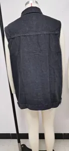 Detaillierte Rückansicht einer schwarzen Vintage-Jeansweste an einer weißen Puppe