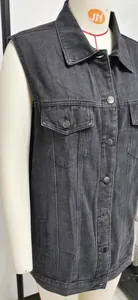 Detailansicht einer dunkelgrauen Vintage-Damen-Jeansweste an einer Schaufensterpuppe