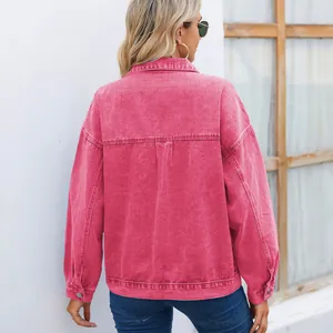 Vue arrière d'une veste en jean rose délavée vintage pour femme avec une coupe décontractée