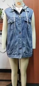 Detailansicht einer lässigen blauen Vintage-Jeansweste mit Kapuze für Damen an einer Puppe