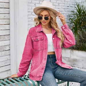 Mannequin portant une veste en jean rose délavé vintage avec de grandes poches poitrine