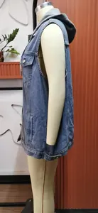 Seitenansicht der Vintage-Jeansweste mit Kapuze, lockerer Passform und Seitentasche