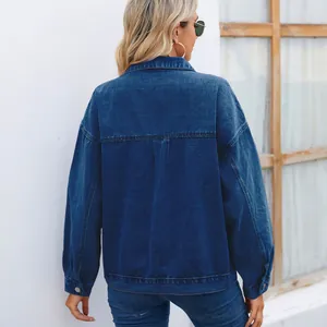 Vue arrière détaillée d'une veste en jean délavée bleue vintage sur un modèle