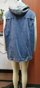Detaillierte Rückansicht der übergroßen Vintage Denim Weste mit Kapuze für Damen in Blau