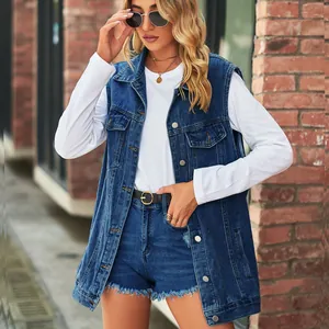 Klassische lockere Damen-Jeansweste kombiniert mit einem weißen Langarmshirt.