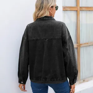 Vue arrière d'une veste en jean noire délavée vintage avec épaules tombantes et coutures.