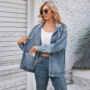 Vue détaillée de la poche intérieure d'une veste en jean délavée vintage pour femmes