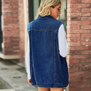 Rückansicht einer vintage lockeren blauen Jeansweste für Damen in urbaner Umgebung