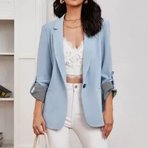 Blazer azzurro sfiancato con maniche a 3/4 in patchwork e classico collo a rever