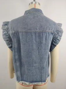 Rückansicht einer hellblauen Denim-Weste mit Rüschenschultern und Fransen am Saum.