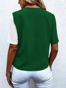 Rückansicht eines Damen-Kurzarmshirts mit grün-weißem Color-Block-Design im Trend