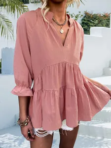 Top da donna sciolto con scollo a V e balze in rosa salmone, stile estivo chic