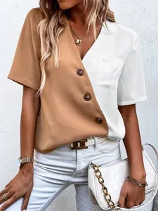 Nahaufnahme einer stylischen zweifarbigen khakifarbenen und weißen V-Ausschnitt-Bluse mit Knöpfen
