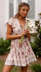 Detail des Boho-Sommer-Minikleids mit Blumenmuster, V-Ausschnitt und Rüschenärmeln.
