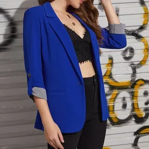 Primo piano di un blazer blu reale sfiancato con polsini a righe su una modella