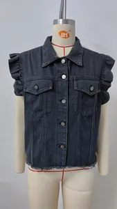 Nahaufnahme einer schwarzen verwaschenen Denim-Weste für Damen mit gerüschten Ärmeln