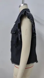 Seitenansicht einer schwarzen Jeansweste mit Rüschenärmeln und ungesäumtem Rand für Damen.