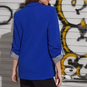 Vista posteriore di un blazer blu reale da donna slim con polsini a righe risvoltati