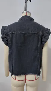 Rückansicht einer gewaschenen schwarzen Denim-Weste mit modischen Rüschen-Schultern