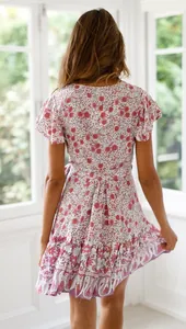 Rückansicht eines Boho-Minikleids mit Blumenmuster und kurzen Rüschenärmeln