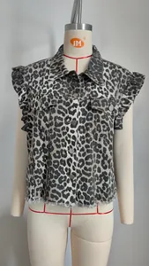 Detailansicht einer Jeansweste mit Leopardenmuster, Rüschenärmeln und ausgefranstem Saum.