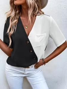 Detailansicht einer kurzärmeligen V-Ausschnitt-Bluse im schwarz-weißen Color-Block-Design