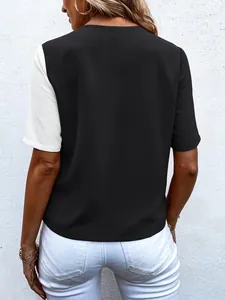 Rückansicht eines modischen zweifarbigen Kurzarm-Shirts mit kontrastierendem weißen Ärmel