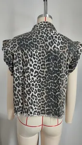 Detailansicht der Rückseite einer modischen Denim-Weste mit Leopardenmuster und Rüschen