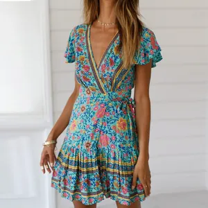 Boho-Minikleid mit Blumenmuster, V-Ausschnitt und Rüschenärmeln in blauer Farbe