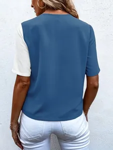 Rückansicht einer stylischen Kurzarmbluse mit Color-Blocking in Blau und Weiß