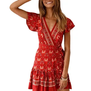 Rotes Boho-Minikleid mit V-Ausschnitt, Blumenmuster und kurzen Ärmeln für den Sommer.