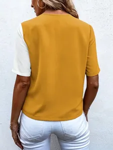 Rückansicht des modischen Damen-Kurzarmhemds im Color-Block-Design in Gelb und Weiß