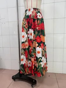 Detailansicht des böhmischen Blumen-Ölgemälde-Drucks am Maxirock mit Gummibund