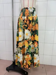 Eleganter böhmischer Maxirock mit Blumenmuster, elastischem Bund und fließendem Saum.
