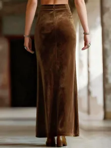 Vue arrière élégante d'une jupe longue rétro en velours marron avec taille haute.